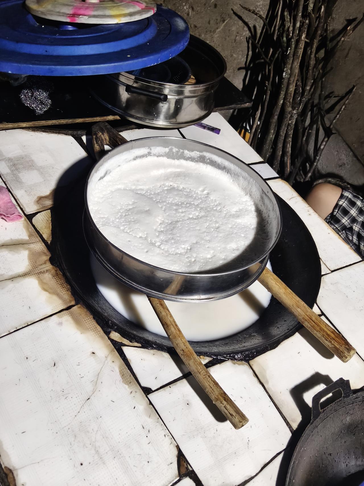 川北农村自制豆腐：无需胆巴，只需把自家种的黄豆打成浆后熬煮即可。唯一添加的是无盐