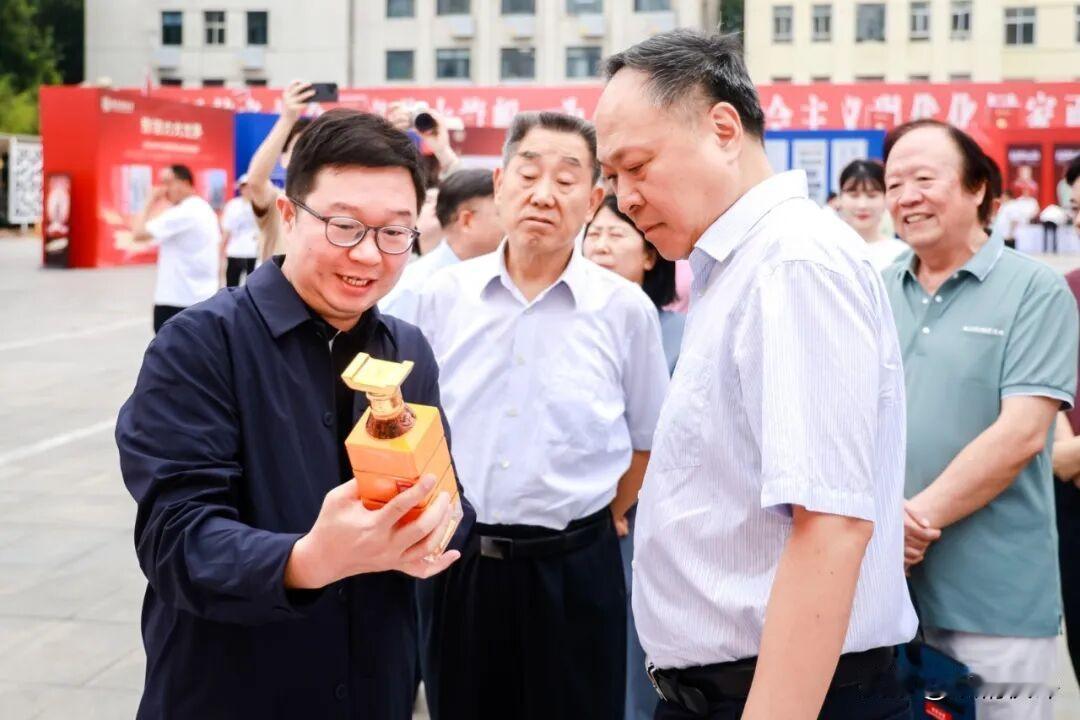 “老领导”名片太值钱了！
当年媒体称，“刘主任可能是河南最懂豫酒、最了解豫酒的省