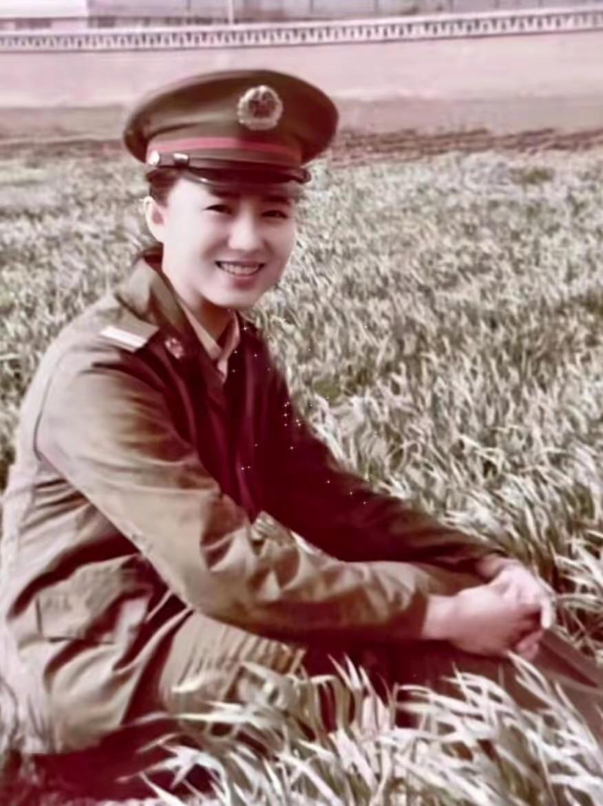 1987年11月入伍，照片拍于部队医院对面。难忘军旅生涯，无悔青春！难得一见的老