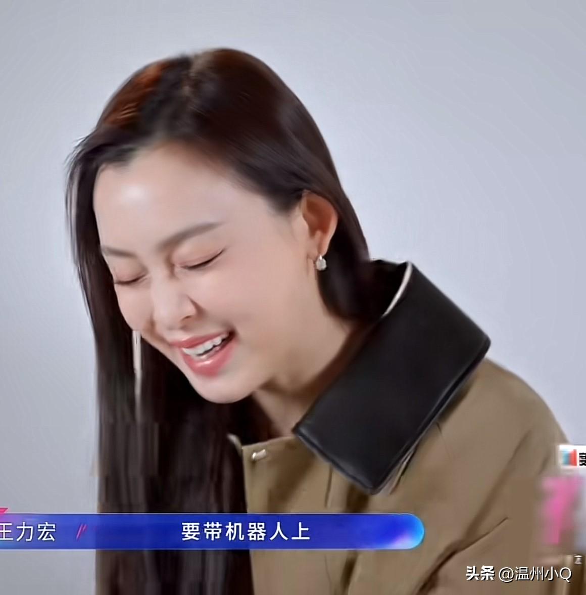 这是最近的范玮琪，这馒化脸实在没法看了，医美痕迹太明显，没消肿就出来营业了，笑容