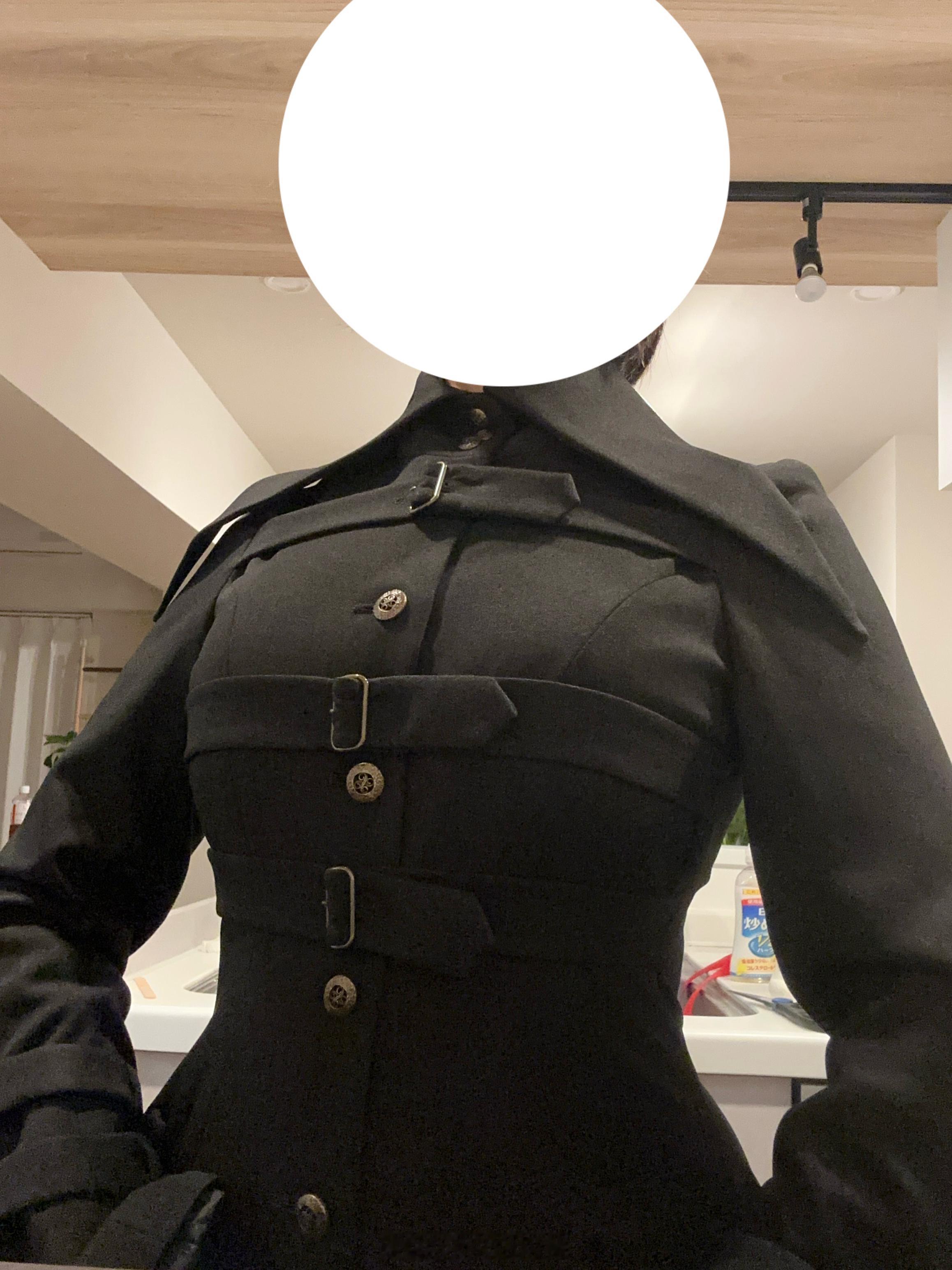boz这个衣服的设计真的是太权威了。但是做工跟狗屎一样，很难想象一件4.4万的连