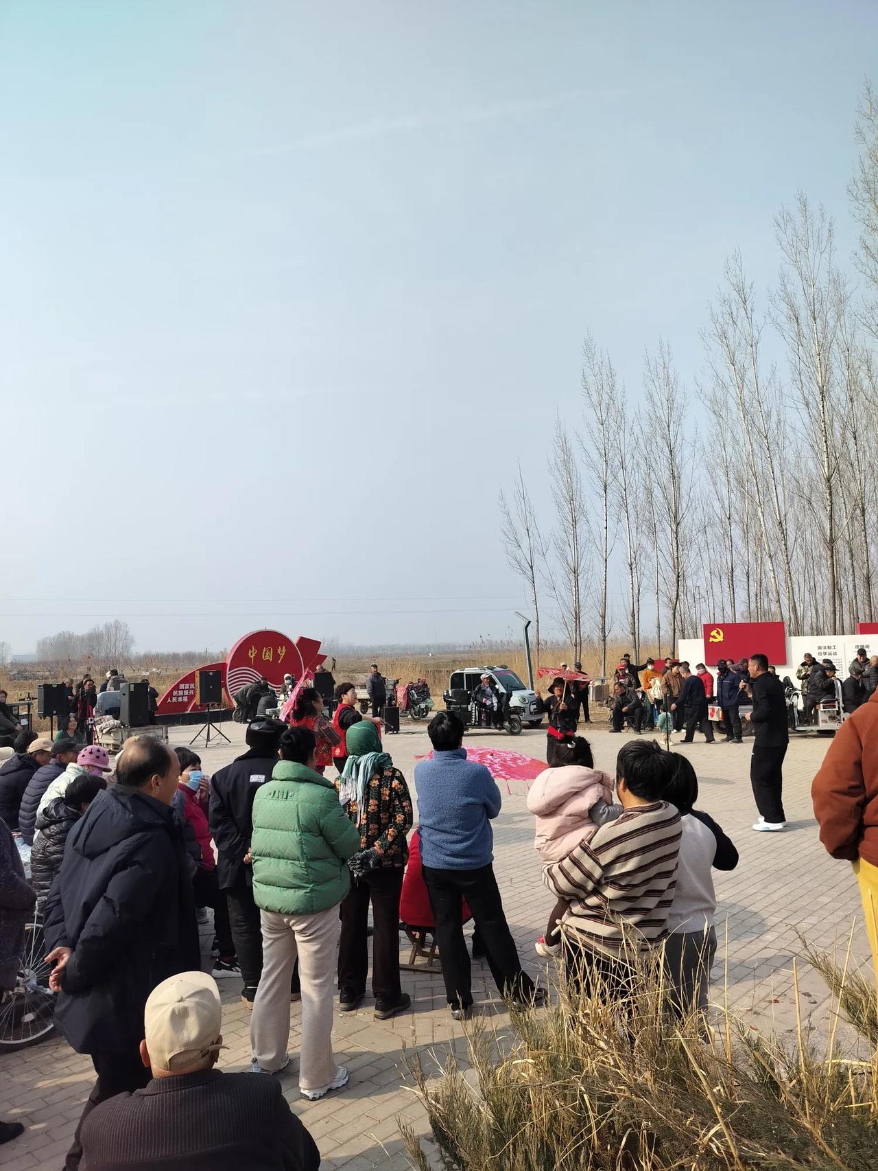 天南地北大拜年今天早上被闹钟狠狠的吵醒了，我现在基本不定闹钟了，只是我家那位把闹