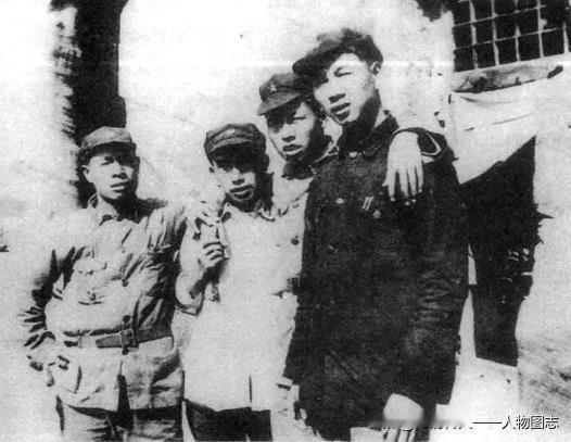 1936年，在红军大学学习期间合影。右起:杨成武、吴富善、彭嘉伦、宋裕和