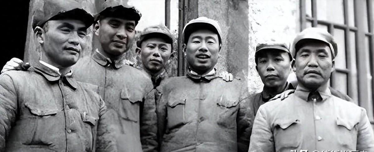 唯一一位兼任副总理和总政治部主任的开国中将是谁？他是中国历史上的传奇将军
197
