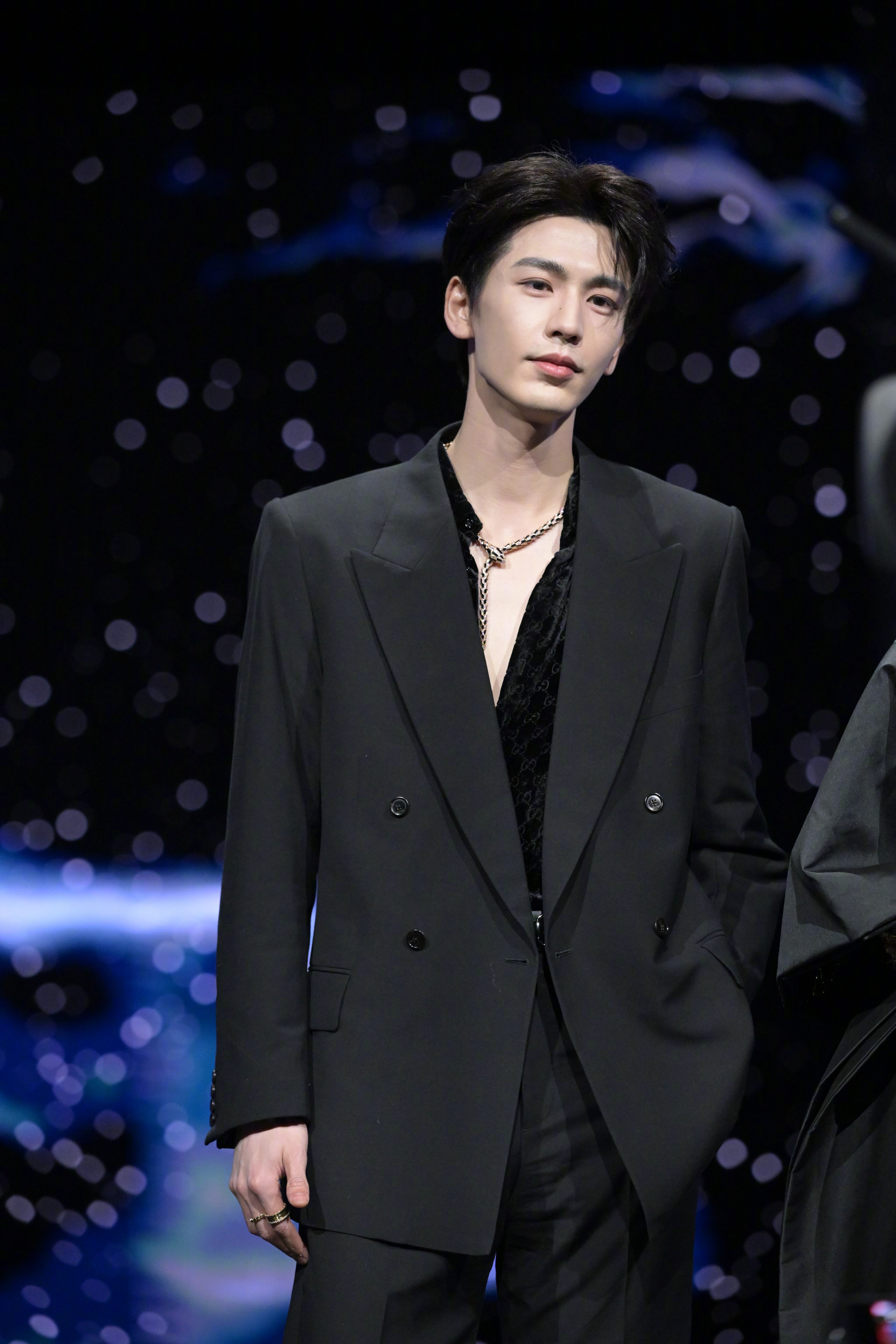 张凌赫宋祖儿神图有了张凌赫、宋祖儿携手亮相微博之夜红毯，好精彩的两张脸。 