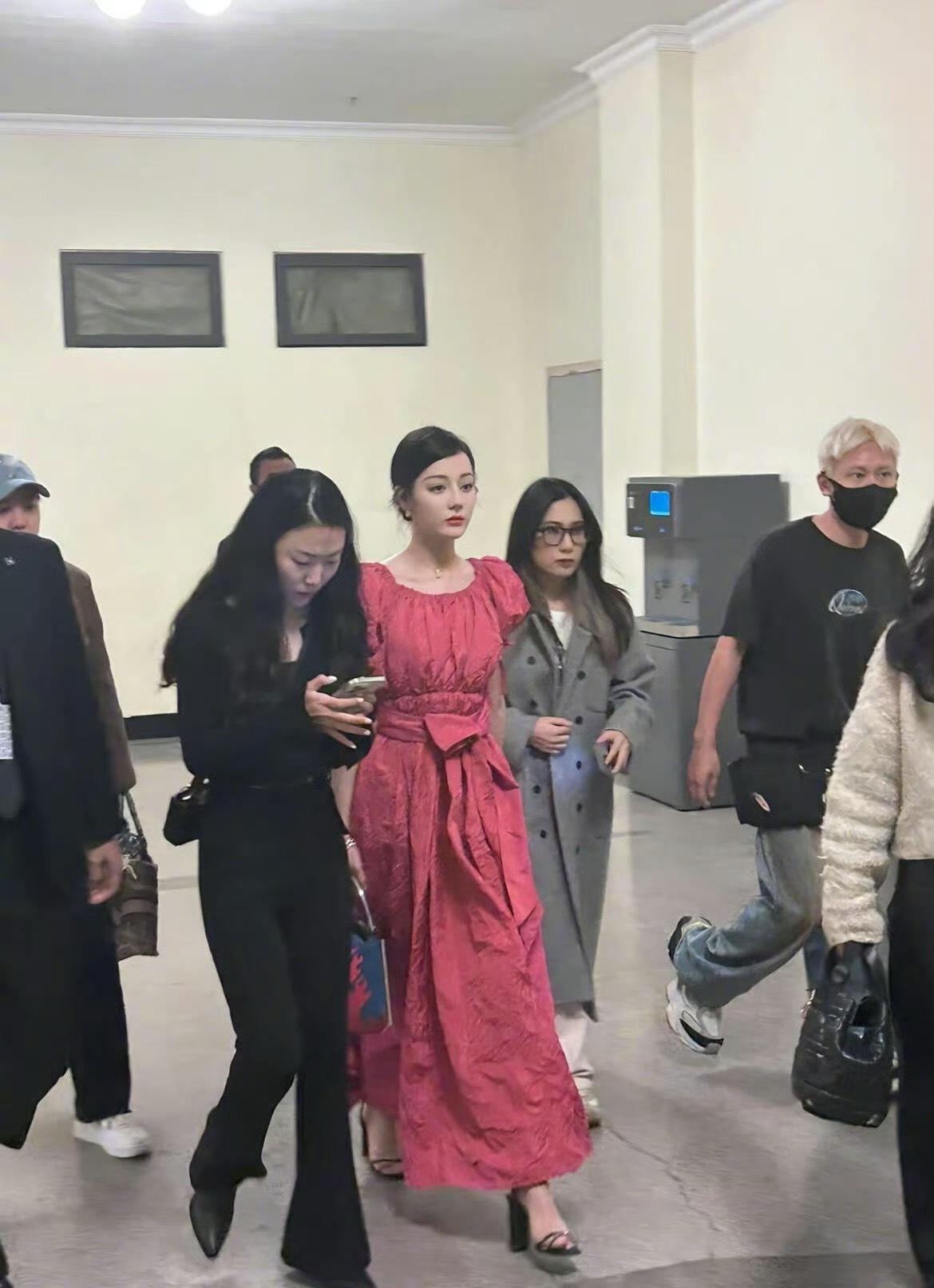 果然女明星都是小头中的小头，迪丽热巴这张生图完全是芭比娃娃照进现实！！ ​​​