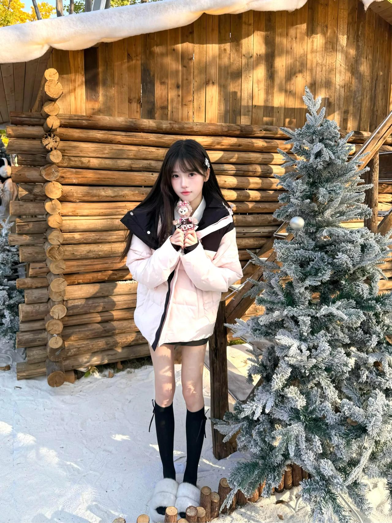 雪地里的甜美少女，抱着毛绒玩具，笑靥如花。🌨️💖🎄