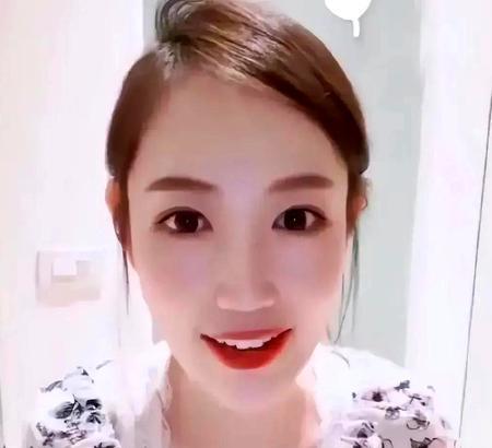 宋喆刚开播，就被“王宝强”刷屏了。
这哪是直播，简直是公开处刑。
想靠流量翻身？