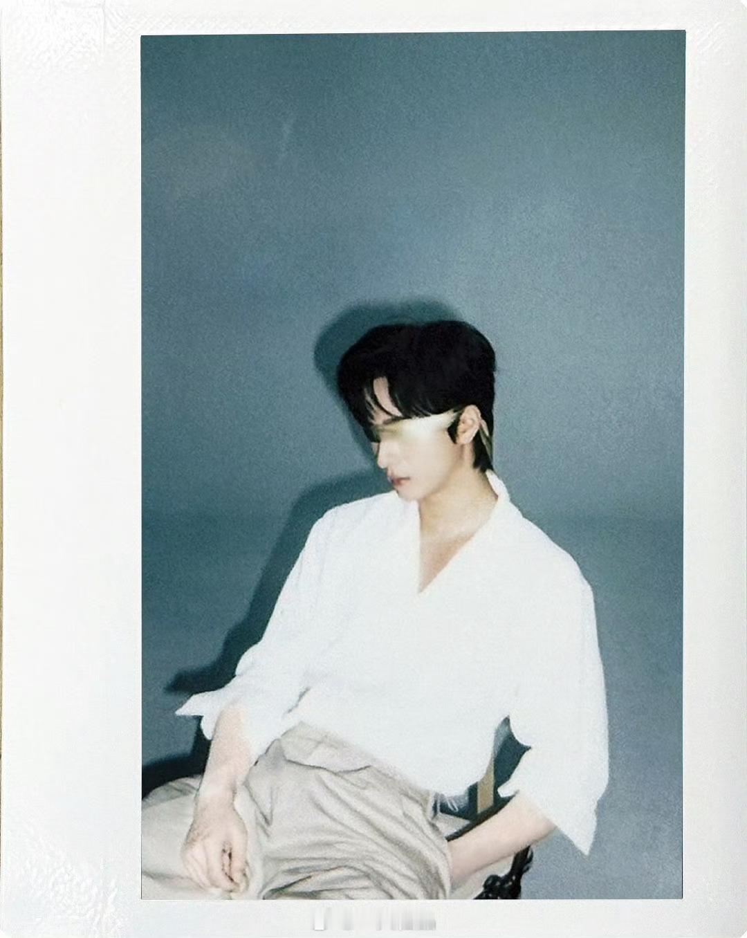 李宏毅这组图封神了啊！我的天呐白衬衫深v简直就是红e哥哥的统治区