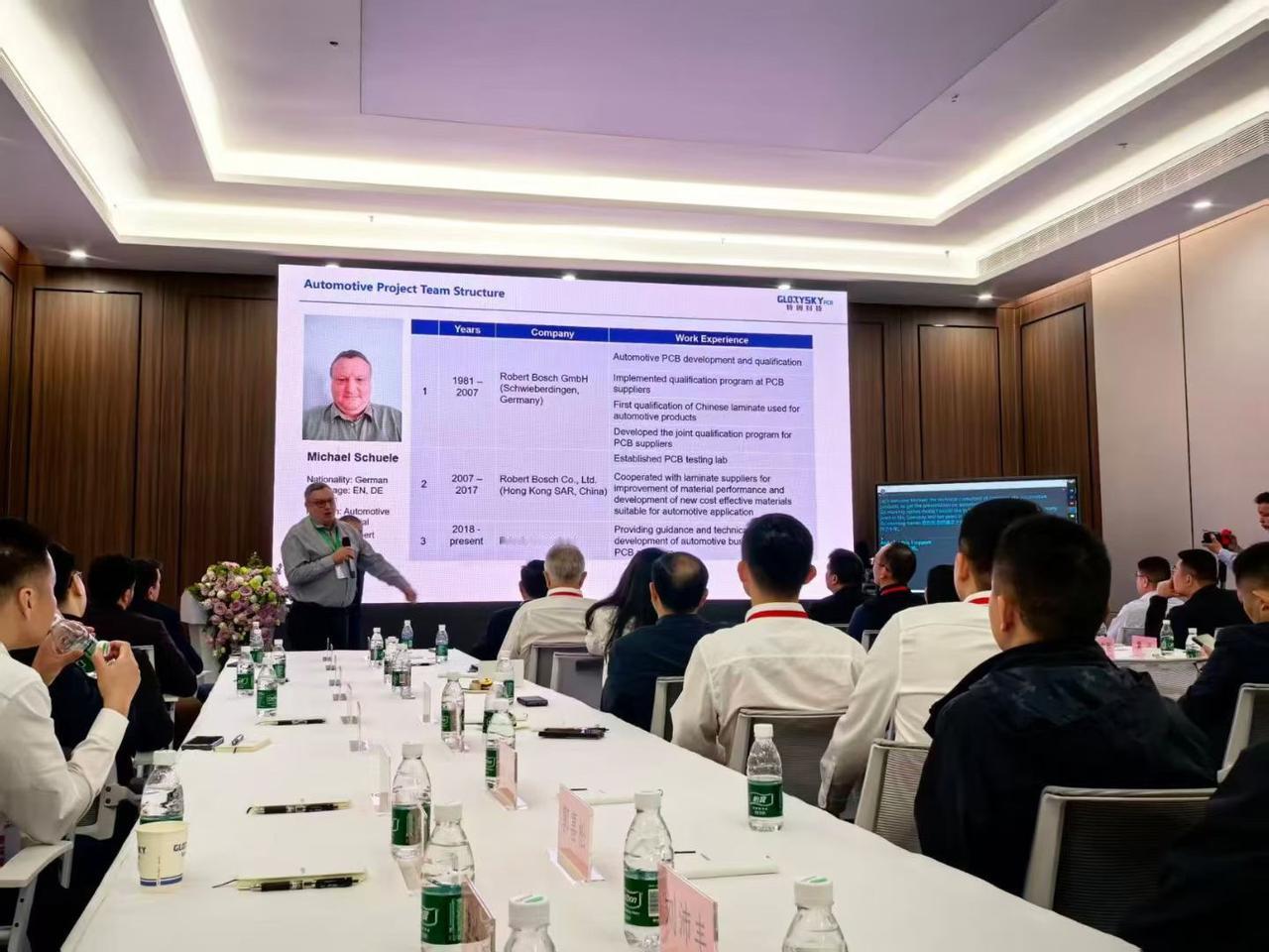 从来没想过触摸不及的头部潜在客户，有一天会变成身边的同事、朋友、专家、饭搭子。跟