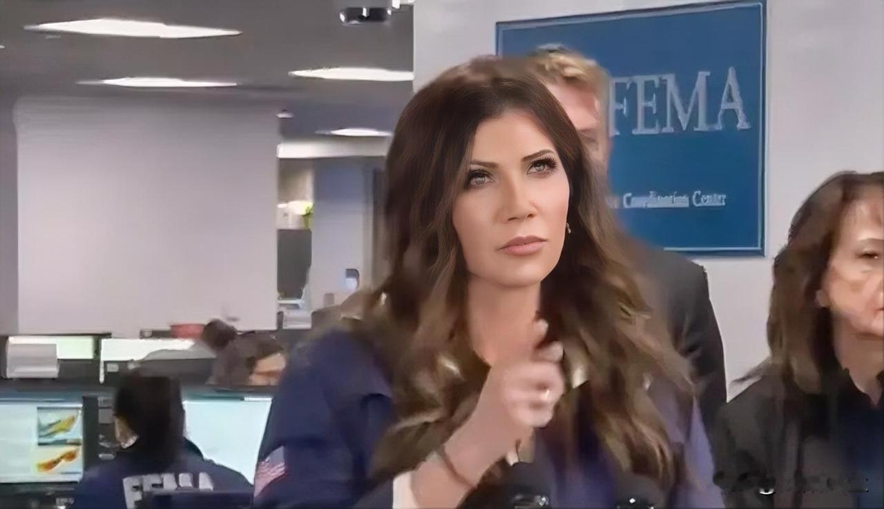 记者:“这个人是国内恐怖分子吗？”

国土安全部长诺姆:“当你因为意识形态原因以