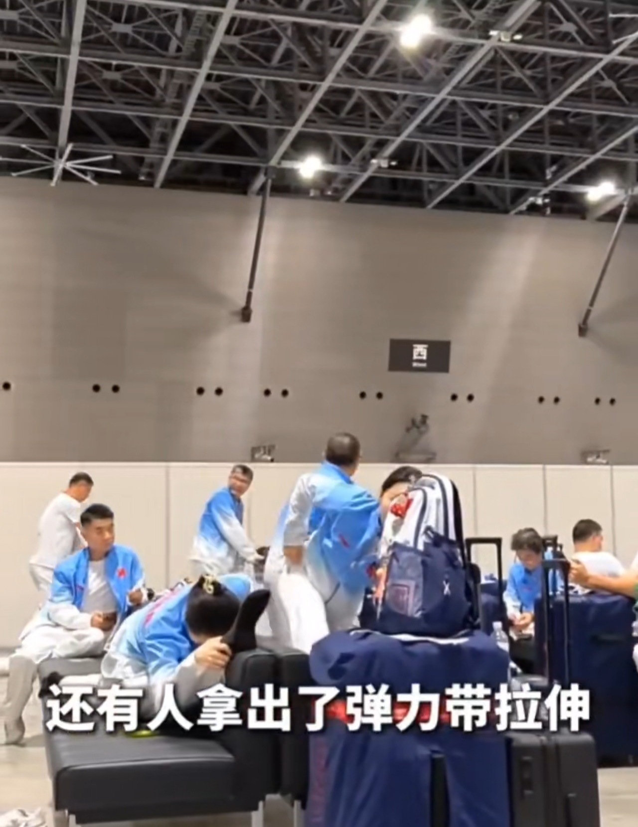 亚运选手名古屋机场打地铺多国选手吐槽落地名古屋被困机场中国体操队在机场等了6小时