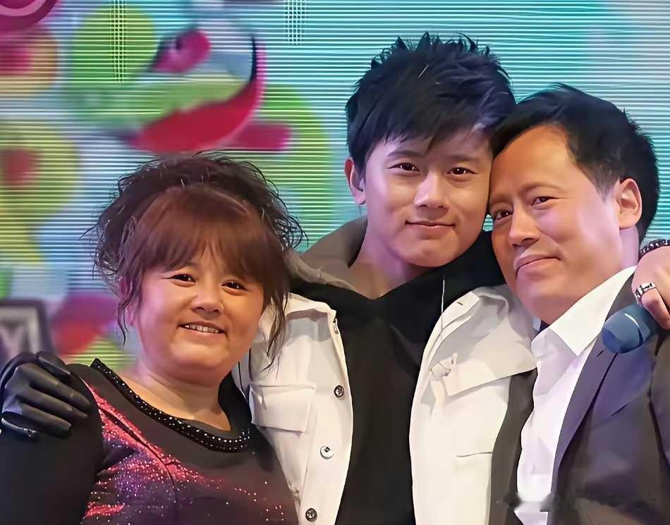 张杰这颜值太像他爸爸了，一家人看起来都很憨厚，正派，怪不得谢娜当初能够喜欢张杰，