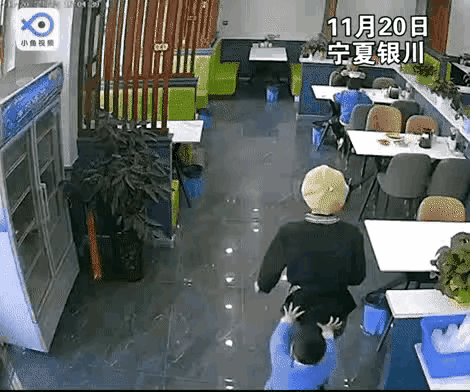 服务员眼疾手快
不然男孩可够呛啊！[思考]