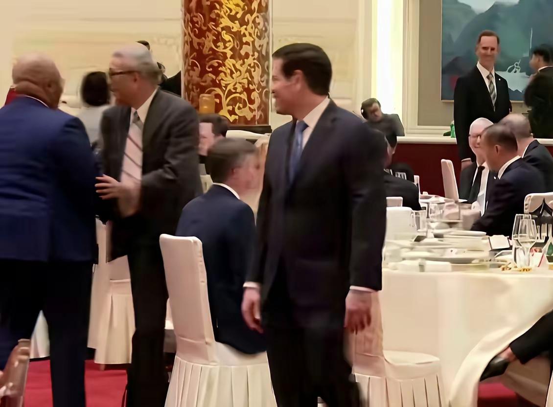 马斯克那里热闹非凡，这个过来打招呼，那个过来要求合影，马斯克忙得不亦乐乎；鲁比奥