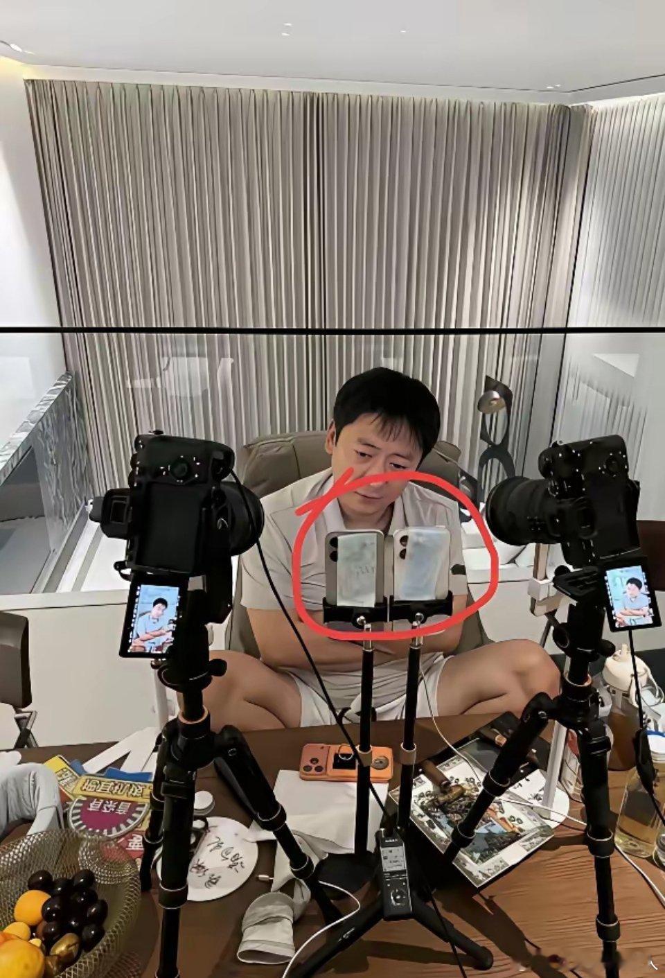 真的大开眼界！网红居然这么搞运营，双相机、双手机同步运营两个平台，一份内容两份收