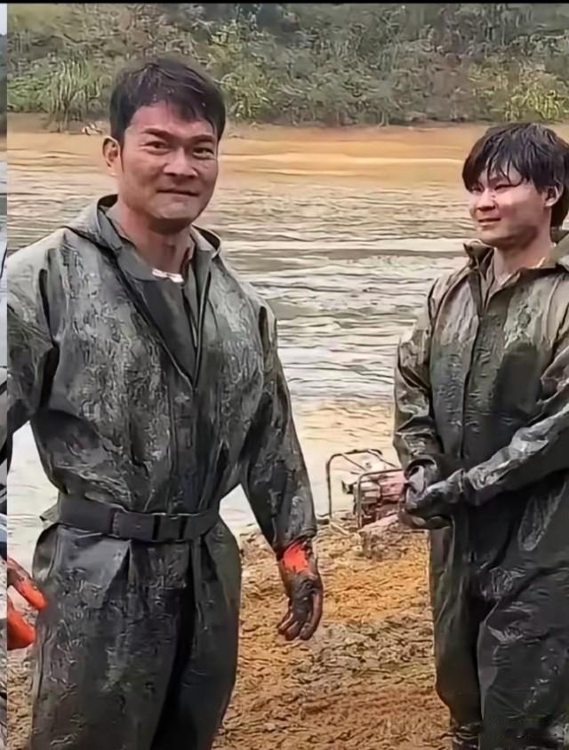 湖南19岁孤儿小段为凑5080元学费，把父亲留下的17亩鱼塘低价转让给抖音博主李