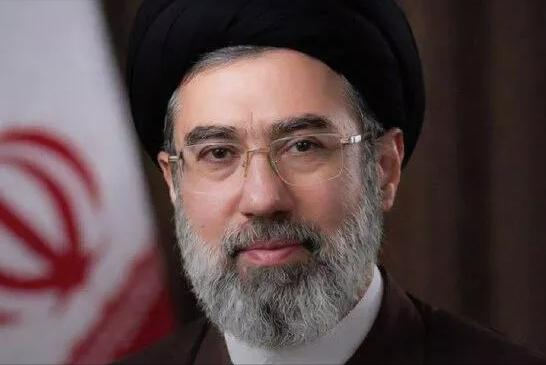 美国防长赫格塞斯声称，伊最高领袖穆杰塔巴，不仅受了伤，而且已经被毁容了。
这就是