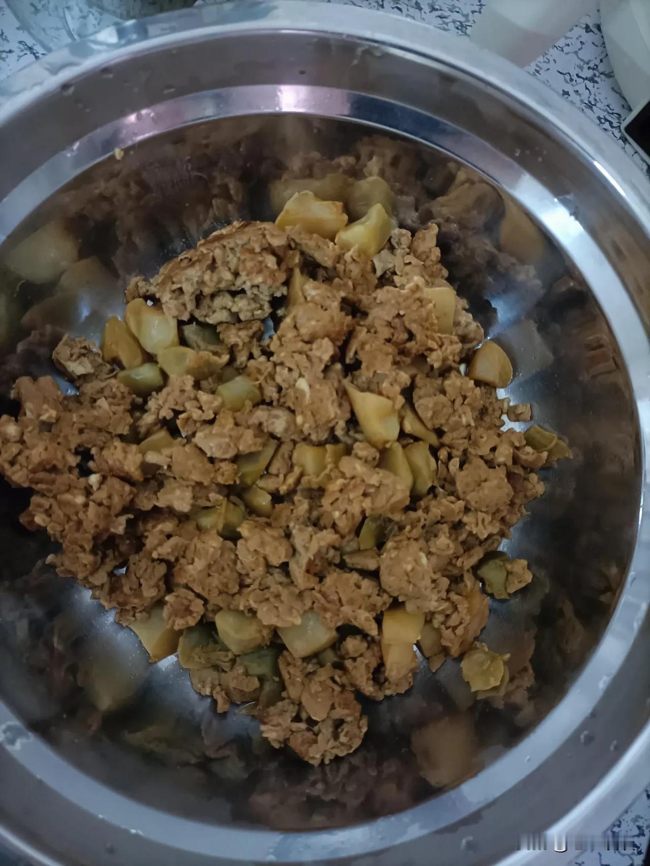 今天周末，一大早就下了很大的雨。

午餐我不知道吃啥，本来想着点个外卖算了，可点