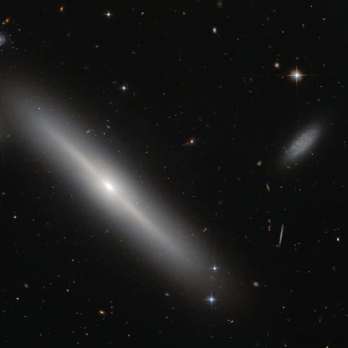 从侧面看，NGC 5308 看起来不太像一个星系，而更像是一根金针滑过黑色天鹅绒