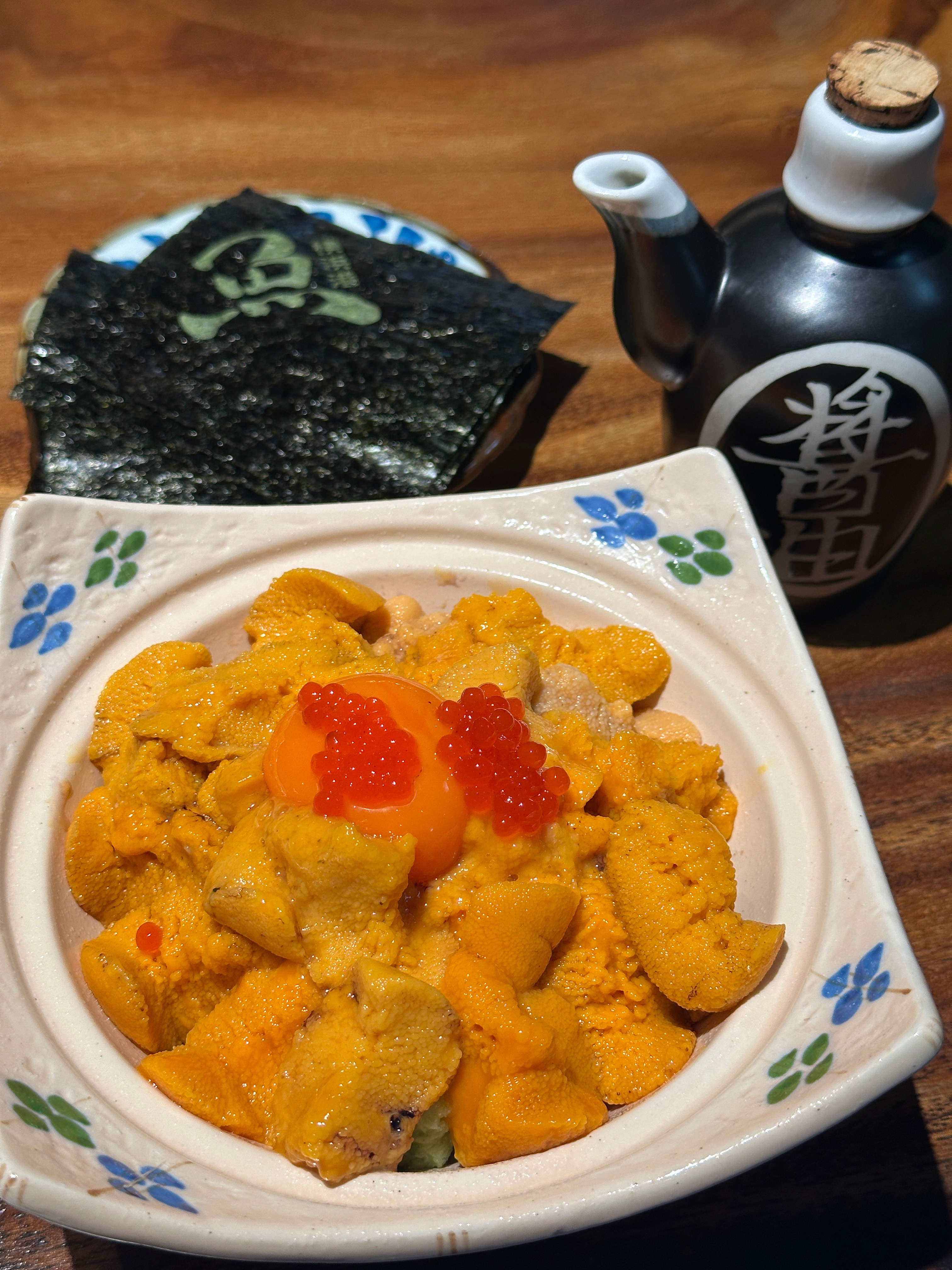 本想说一个人也要开心，要嗨一下。点了一些自己最喜欢的食物和酒，犒劳下疲惫的自己。