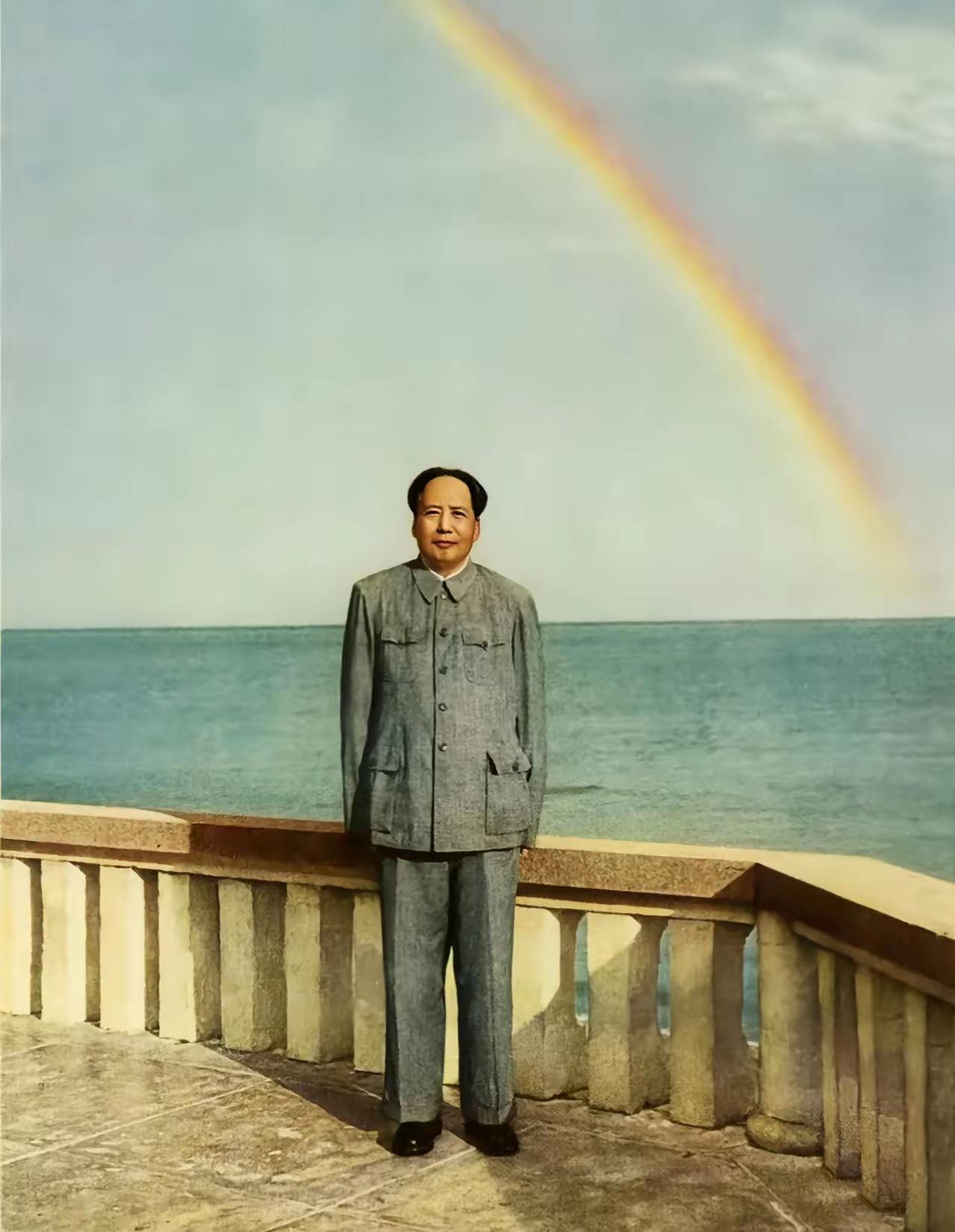 1958年3月，毛主席在四川都江堰考察时正准备拍照，突然天空出现了一道彩虹，摄影