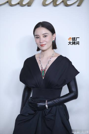 宋佳黑裙气场全开活动直拍记录宋佳动人瞬间，黑色长裙剪裁高级，将优雅与飒爽融为一体