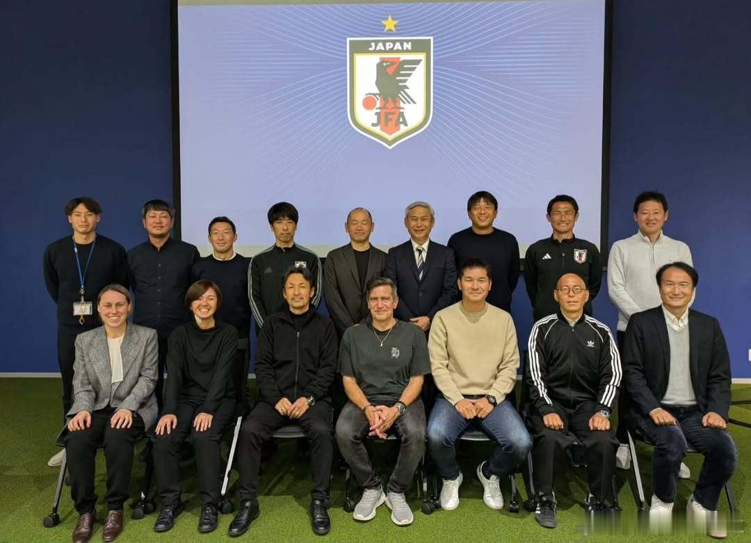 、 、 教练组及高级技术团队年终合影。 