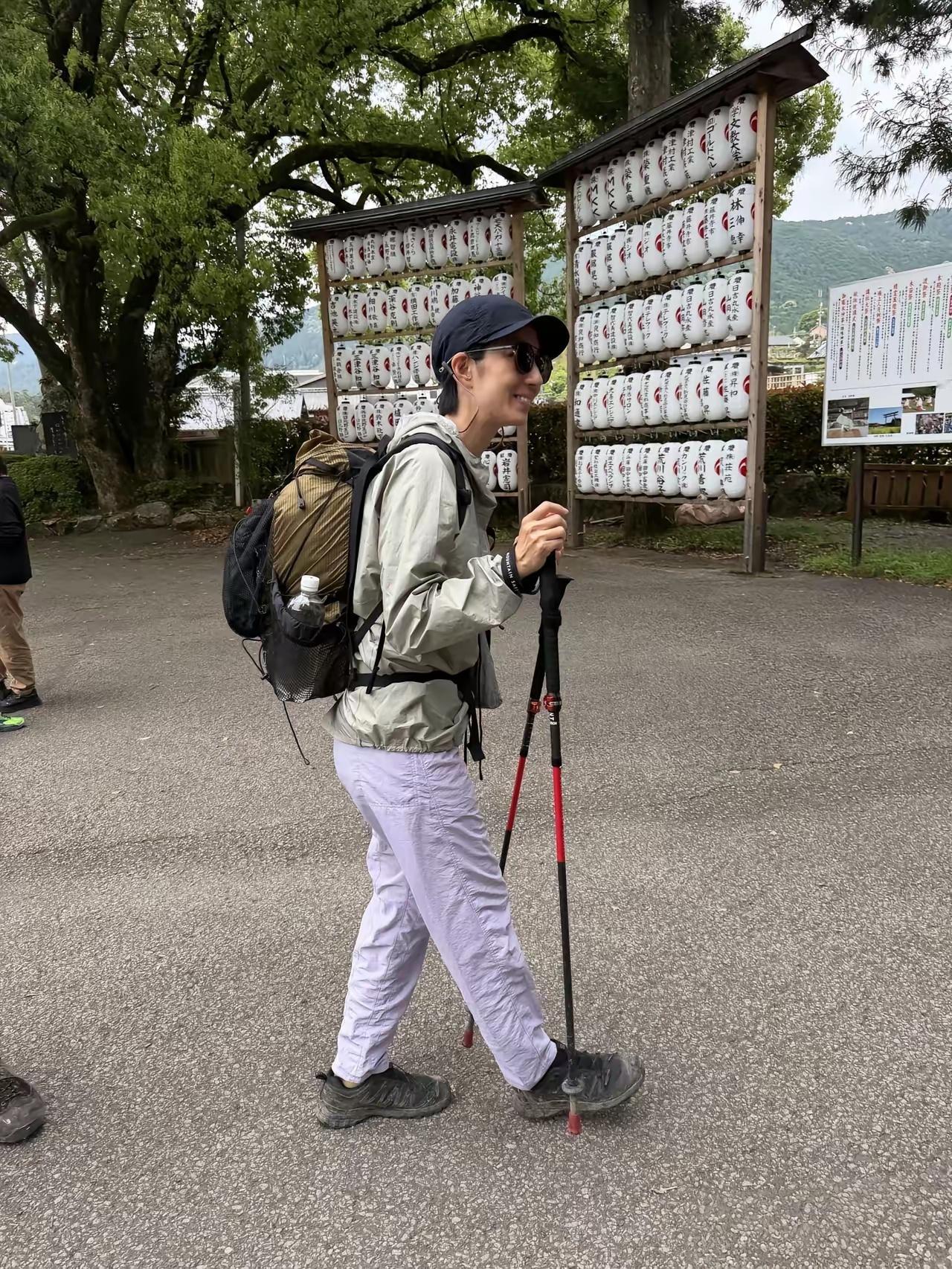 43岁桂纶镁在日本熊野古道徒步旅行被偶遇，她穿着登山服，拿着拐杖，外表看起来挺年
