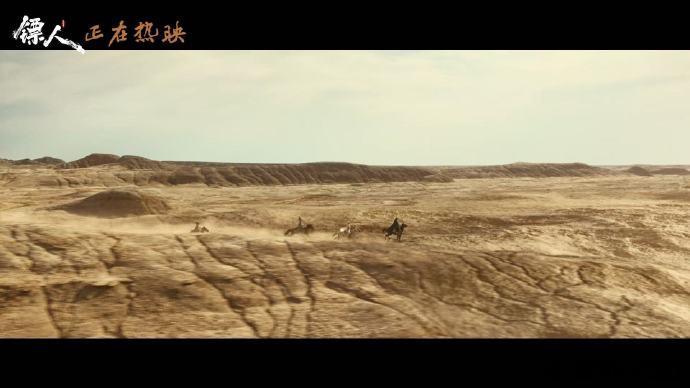 镖人 一代大蠕 镖人票房的“蠕动式”上涨，是打工人的专属浪漫。白天在忙碌中错过，