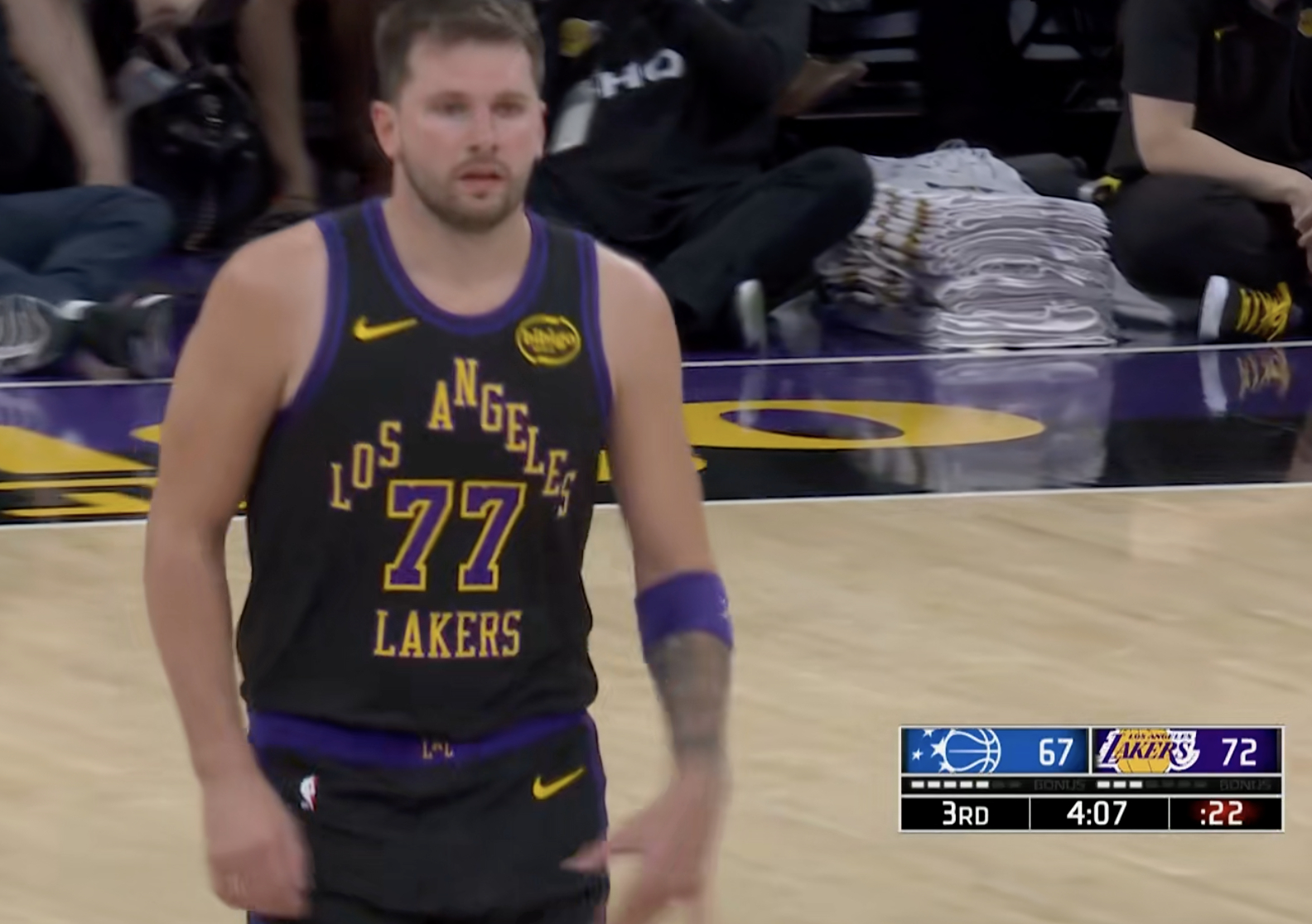 东契奇手感下降了，目前16中4。全队最准的是詹姆斯，6中5。 