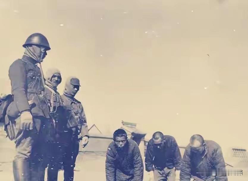 三个平民跪在三个日本鬼子面前，这不是平民的骨头软，恰恰反映了日本鬼子的嗜杀成性、