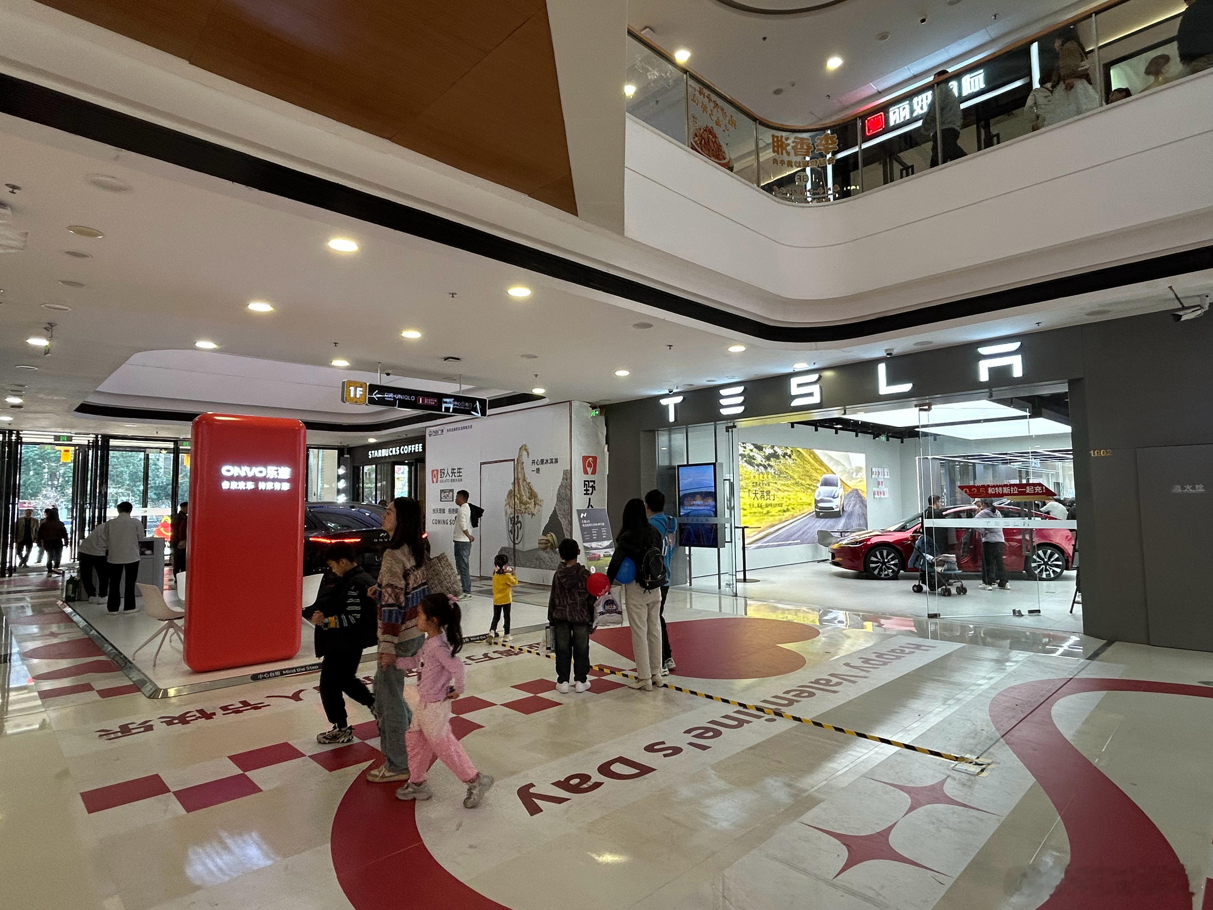 乐道的商场快闪店，就在特斯拉门口。[666][666]「蔚来旗下全新品牌」这样就