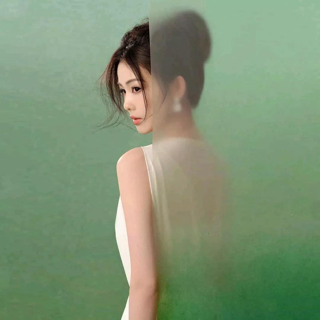 梦幻绿幕，光影交错，她宛如画中仙子