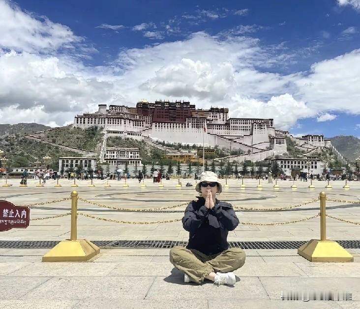 如果老师很重要，他们就应该得到很高的尊重。
如果老师不重要，他们就不需要有很大的