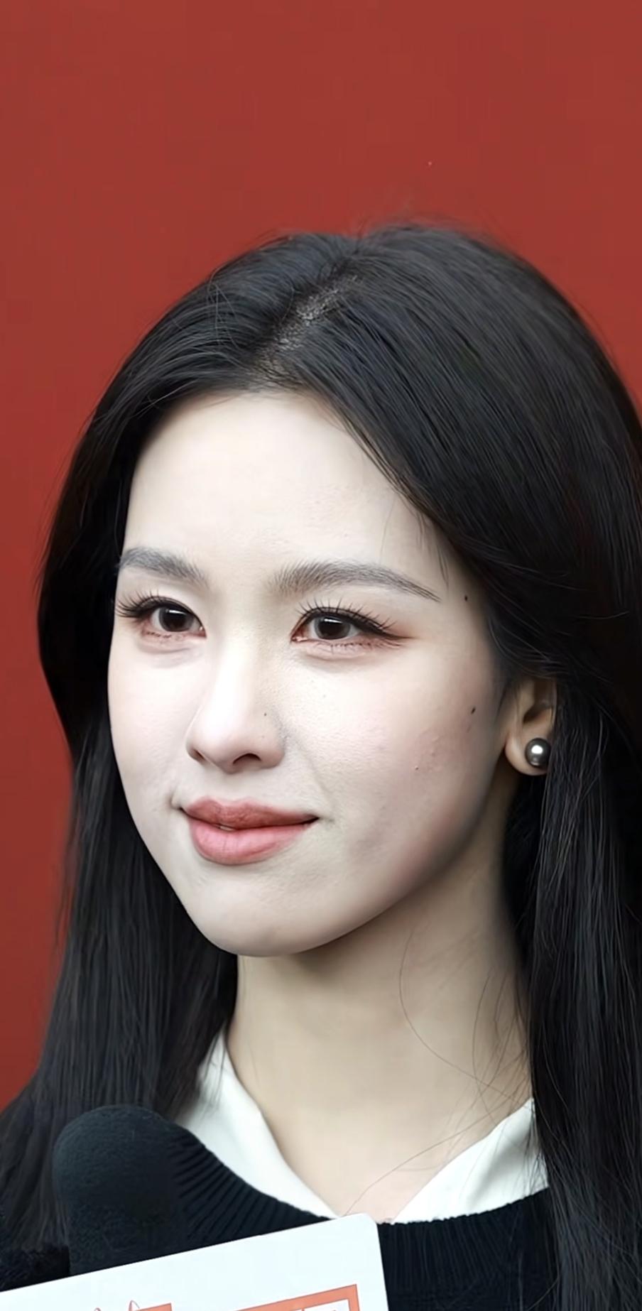 陈都灵，无美颜无滤镜，好美啊，白到发光艾