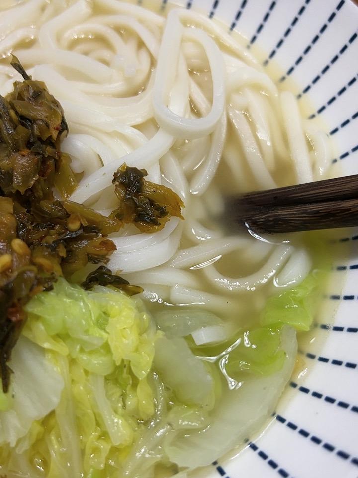 吃面条是有汤好吃，还是无汤好吃当然是有汤的更好吃了，汤鲜味美，再加一下蔬菜，和煎