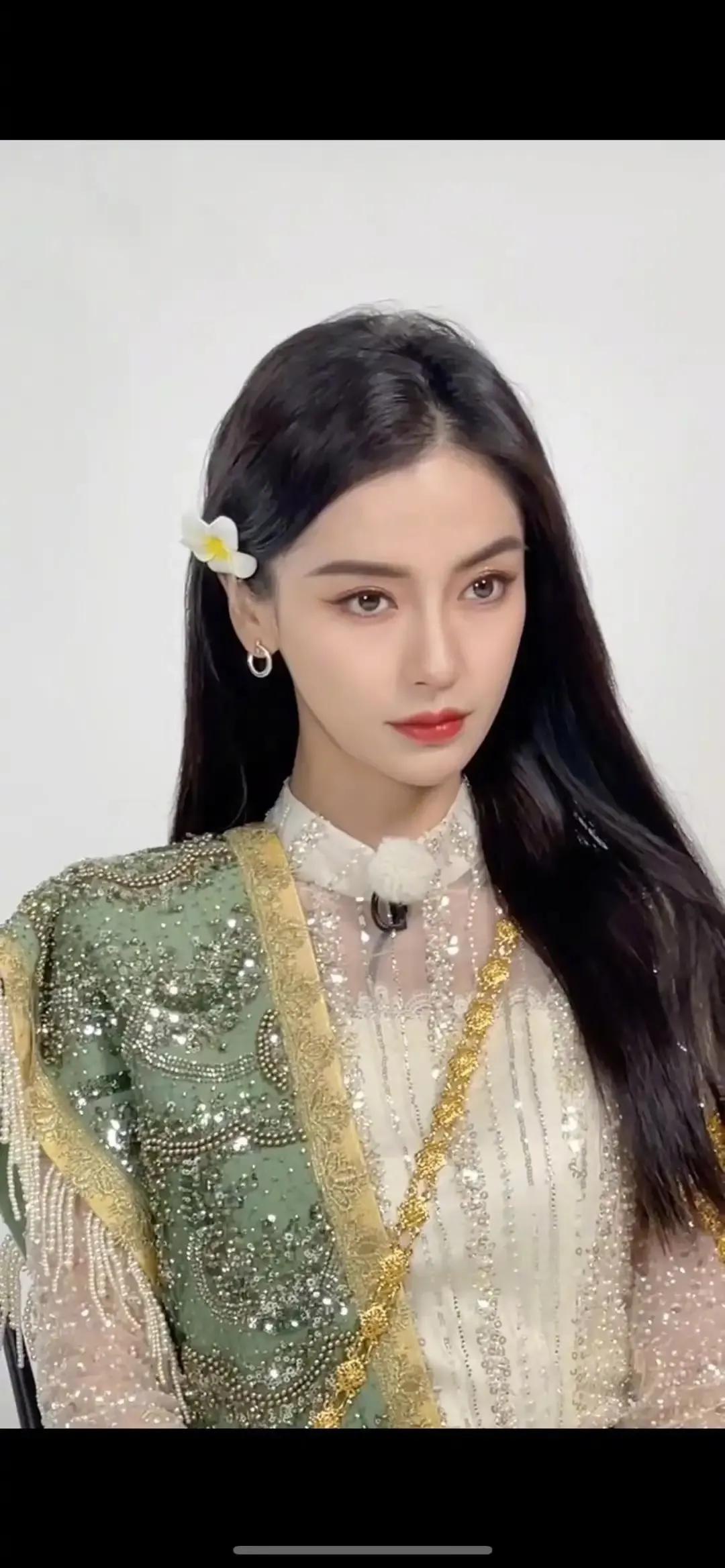 杨颖，又变脸了！

你看这幅图，如果不说，你能分辨得出是杨颖吗？

杨颖的脸最近