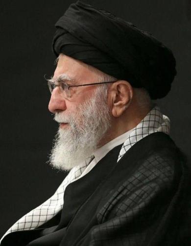 哈梅内伊殉道40天大祭，伊朗官方媒体把他的肖像，与历史上波斯帝国阿契美尼德王朝，