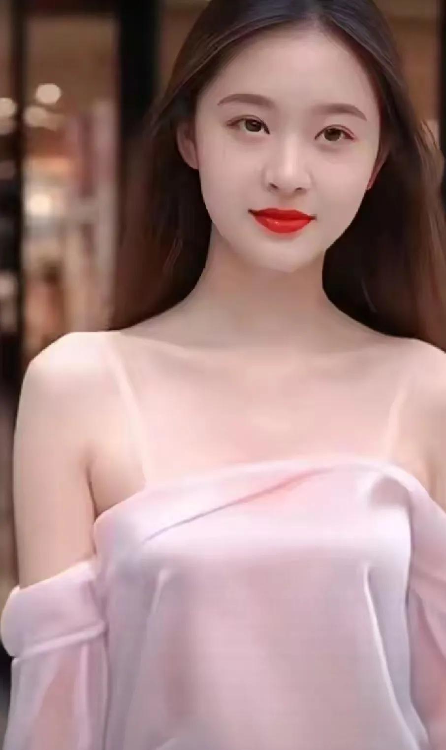 苏菲走进了一家小酒吧，她的红唇微启，散发出一种难以抗拒的性感妩媚。杰克，这个酒吧
