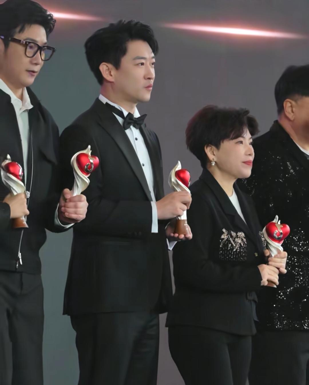 曹云金寻味人间烟火，邓亚萍等大伽共同见证。

曹云金、邓亚萍、陆毅、谢霆锋共同出