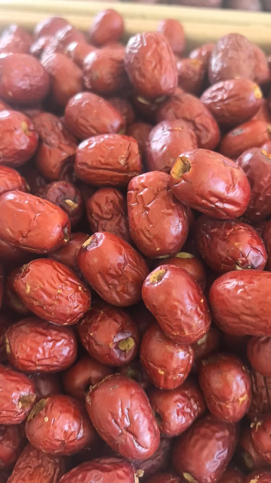 颗颗红润饱满的无核红枣，褪去硬核只剩软糯果肉。一捧枣香，藏着四季温润，泡茶炖羹，