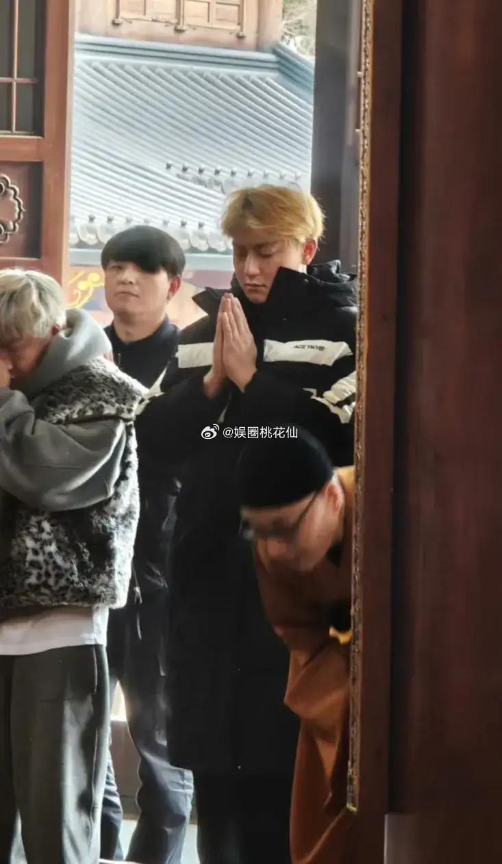 黄子韬在杭州径山寺祈福，双手合十的样子格外虔诚，专注的神情里满是真诚，画面里透着