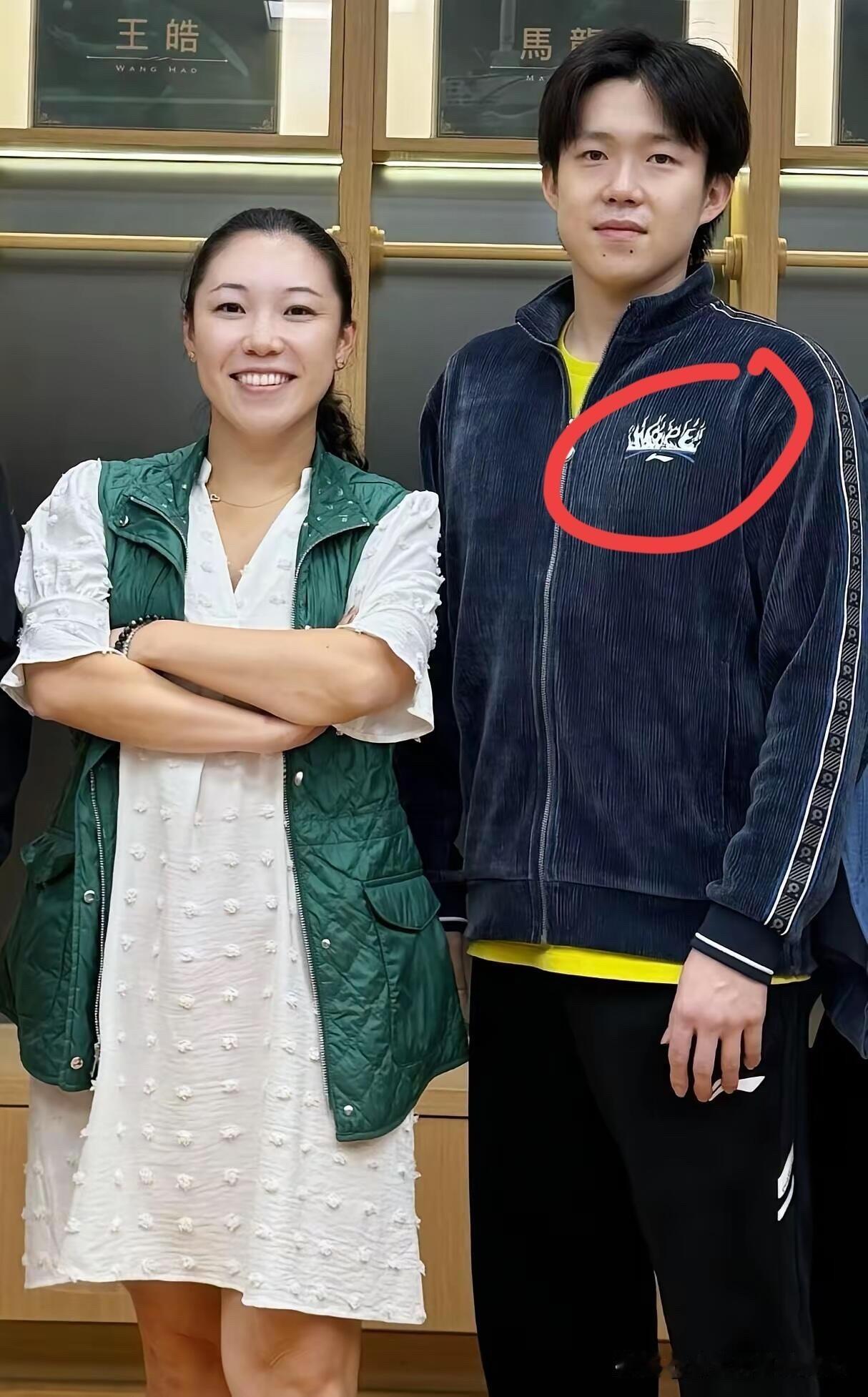 王楚钦不管是跟搭档还是其他美女粉丝的合影，他每一次都特别的有风度，站的规规矩矩的