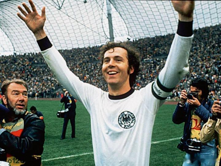 足球皇帝贝肯鲍尔在FUT 25中的介绍：Franz Beckenbauer 身居