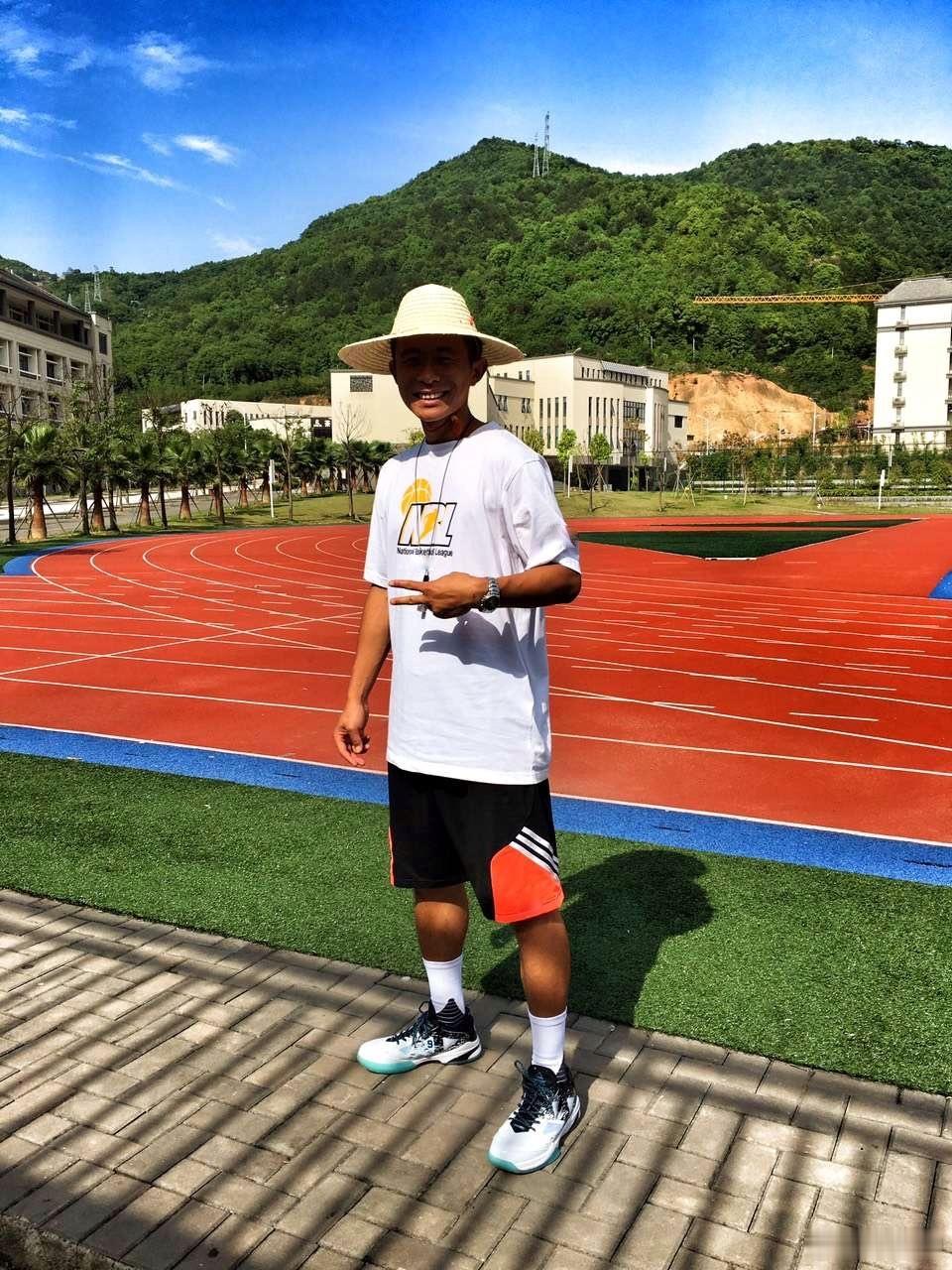 暑假结束了，今天就要开学啦，如果你问我对于在室外上课的体育老师来说，什么东西最重