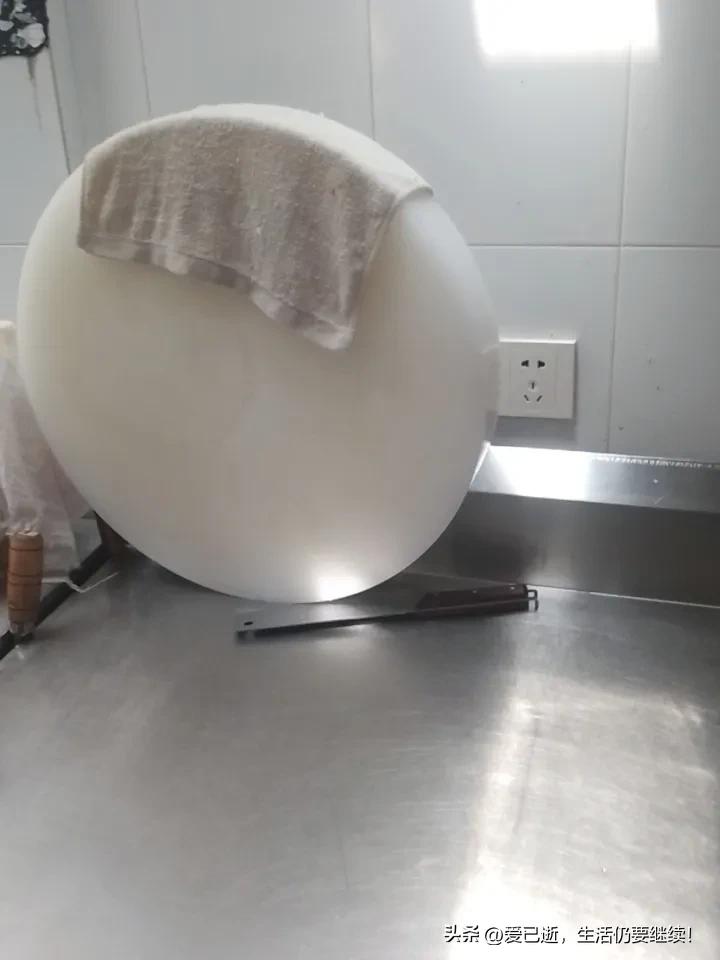 今天14点下班后接上孩子就回老家了！姑爹家今天祭祖说一定要去他家吃饭！亲人来家里