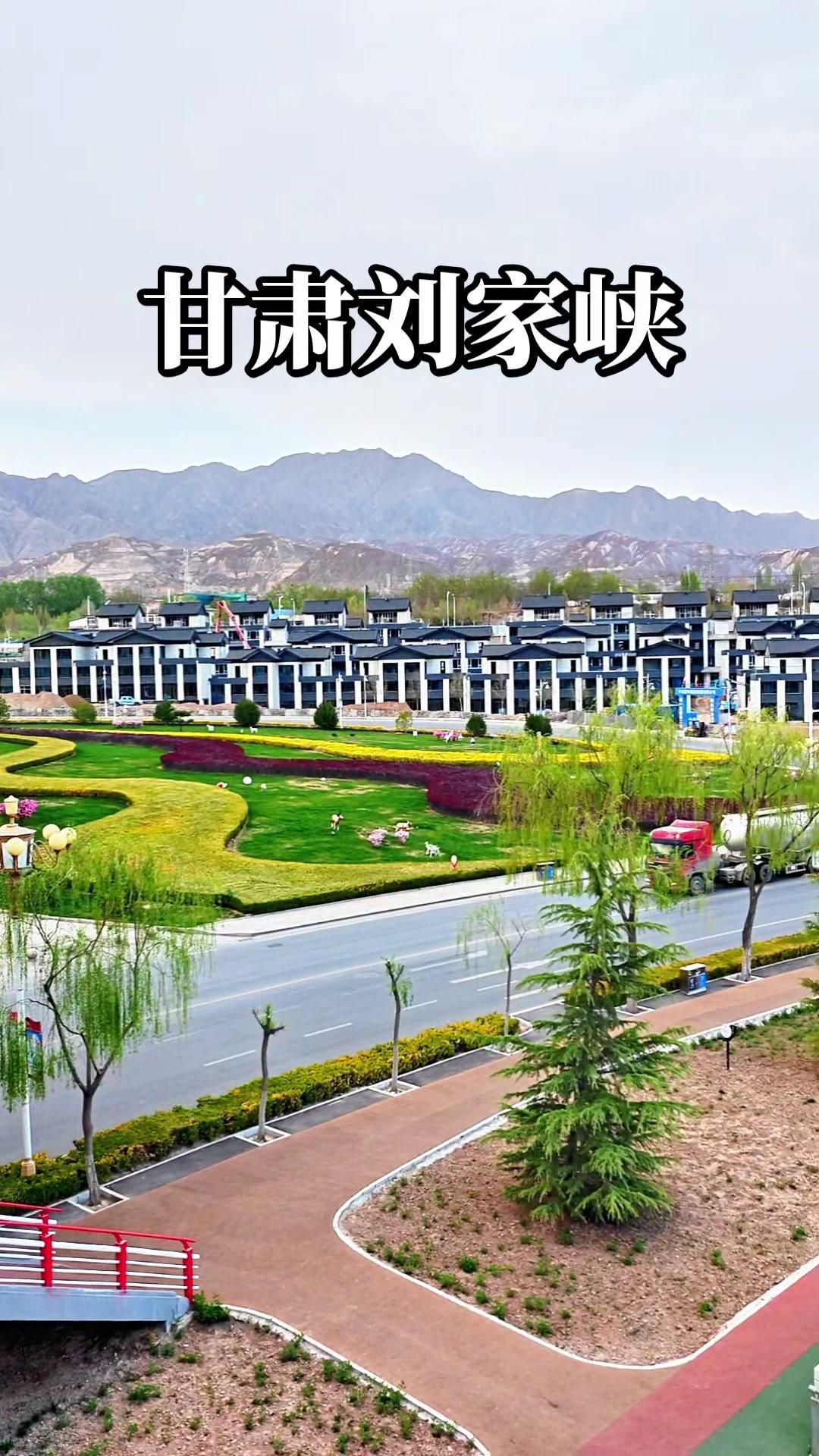 刘家峡的黄河是蓝色的，站在岸边，黄河水像是一块巨大的蓝色绸缎铺满谷地，阳光洒下来