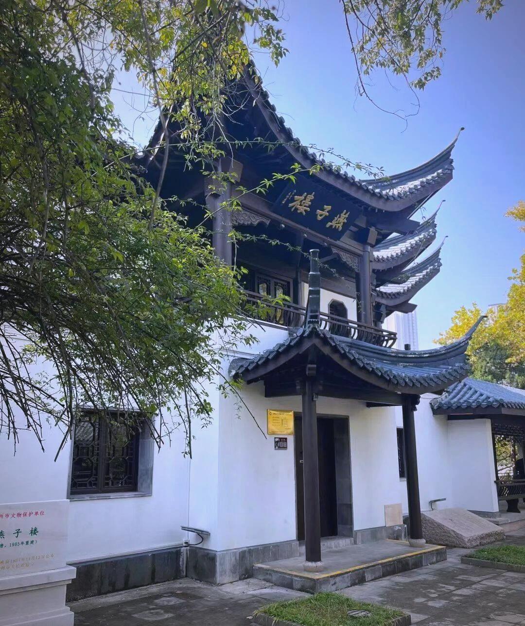 下联：好雨清风燕子楼

赏析：此联以“好雨”对“疏星”，“清风”对“淡月”，“燕