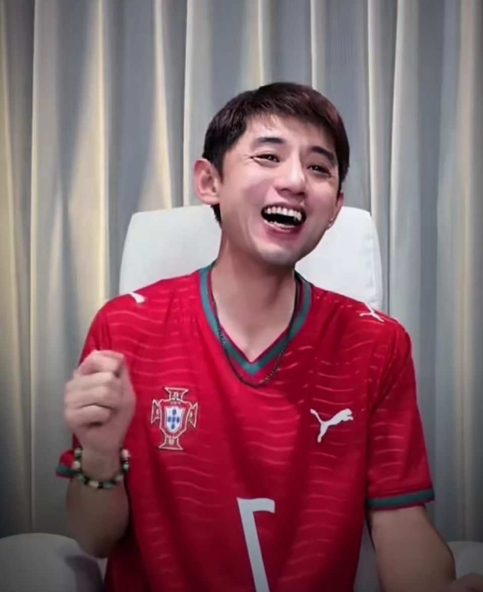 张继科穿C罗7号球衣早就晒过C罗7号战袍，还调侃自己是乒坛罗纳尔多。俩人早早互换
